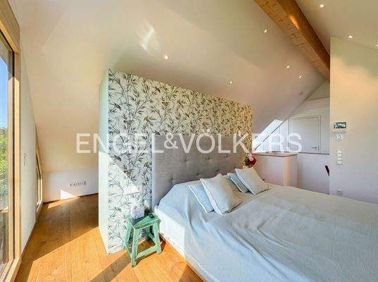 Schlafbereich im Obergeschoss mit Zugang zum Balkon