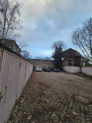 Hinterhof mit Garagen