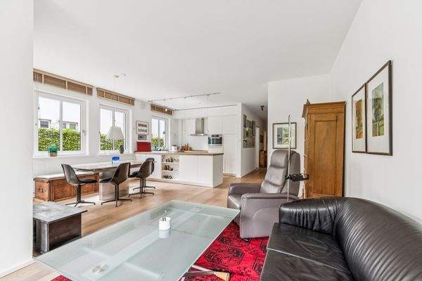 Licht, Raum und Design – der offene Wohn- und Essbereich mit moderner Küche (Zimmer 1)