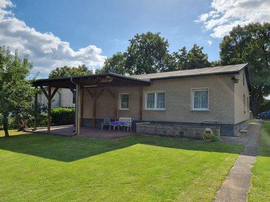 Rückansicht mit Carport