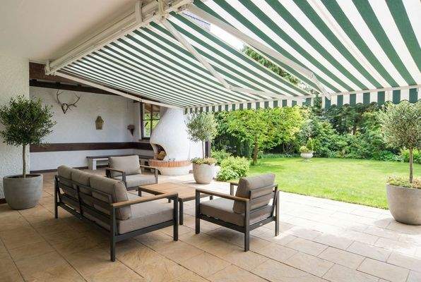 Große Terrasse im Aussenbereich mit Kamin