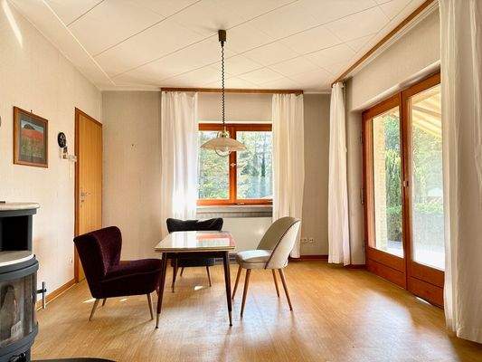 Wohnzimmer mit Kamin und Aussicht