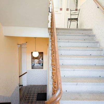 Treppenhaus mit Stuhl