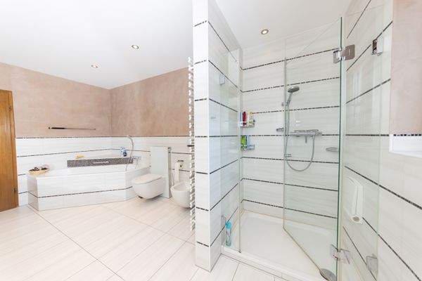 Badezimmer mit Blick auf die Duschkabine