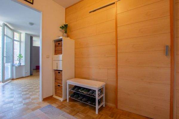 großzügiger Eingangsbereich mit abgetrenter Abstellmöglichkeit