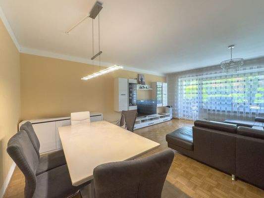 grosses Wohnzimmer mit Terrassentür