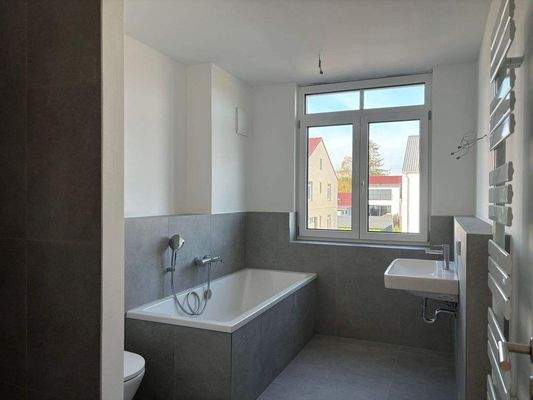 Badezimmer Toilette, Badewanne und Waschbecken.JPG