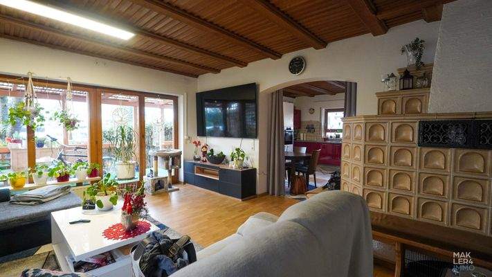 Wohnbereich mit Blick nach draußen und die Küche