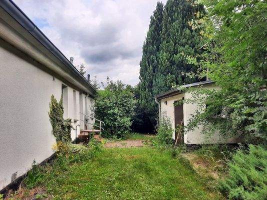 Zwischen Haus und Scheune 1