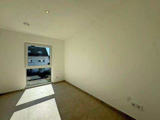 Helles Arbeitszimmer mit Raum für Ideen