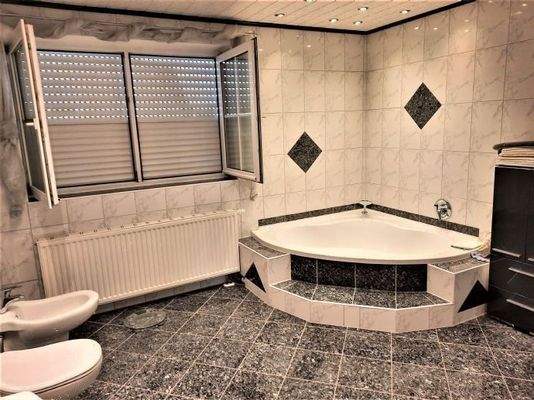 Marmorbad mit Eckwanne