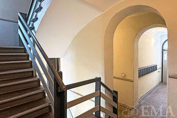 Hausflur mit Treppenaufgang zu den Wohneinheiten