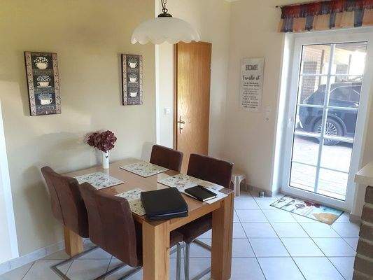 .. Frühstücks-/Essplatz an der Speisekammer.