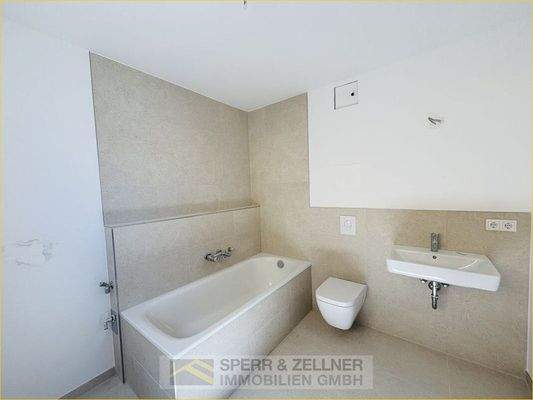 Bad mit Wanne, Fenster und WM-Anschluss