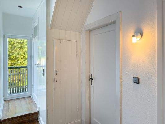 8. Der Flur im OG mit Ausgang auf den Balkon.jpg