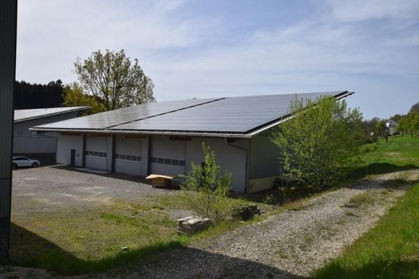 Ansicht + große Solar-PV-Anlage