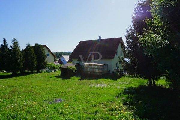 Aus dem Garten zum Haus blickend