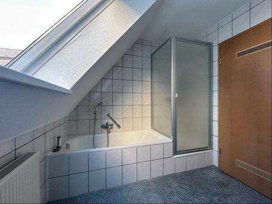 Bad mit Dusche und Wanne