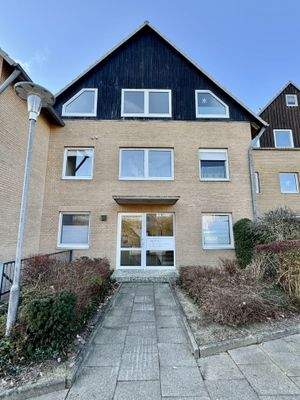 Hauseingang mit einer Betonstufe