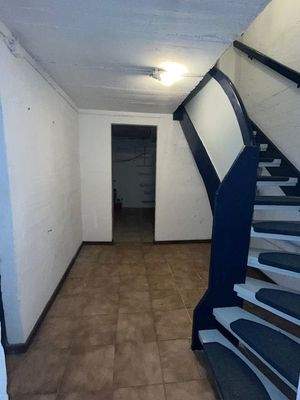 Kellerflur und Treppe