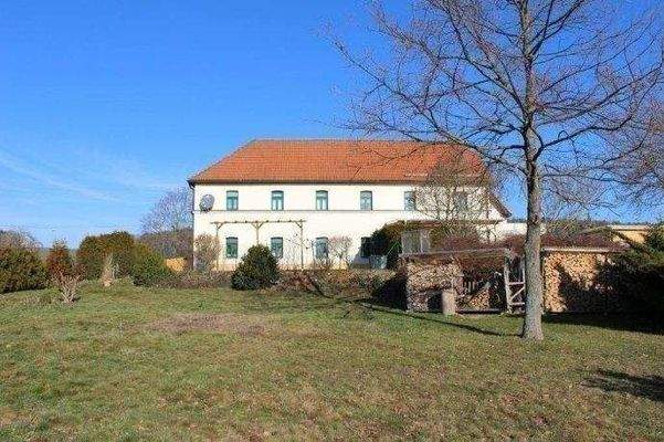 Südansicht und vorgelagerte Gartenflächen