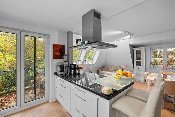 Küche m. Blick ins Esszimmer