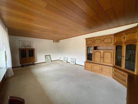 das geräumige Wohnzimmer