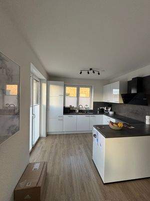 Helle moderne Küche