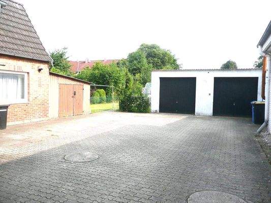 Doppelgarage links zum EFH