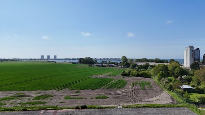 Blick auf die umliegenden Felder inkl. Ostsee