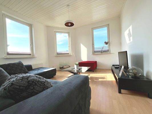 Viel Tageslicht flutet das Wohnzimmer