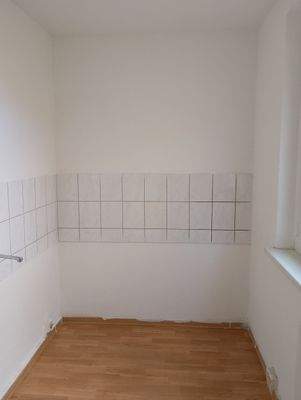 Leere Küche mit Fliesenwand