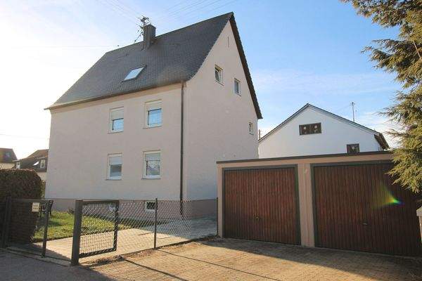 Wohnhaus und Garagen