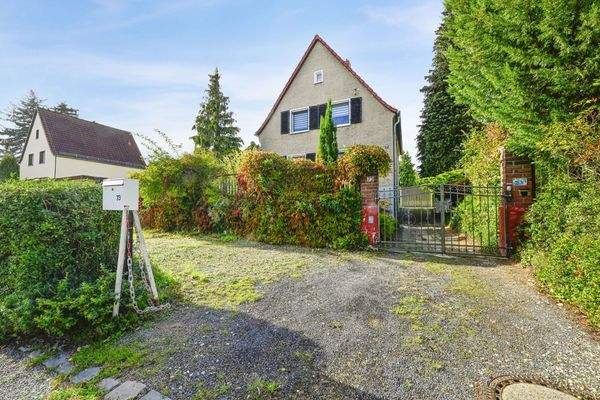 Einfahrt + Außenstellplatz