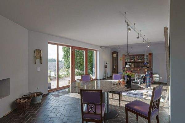 Das Wohn-Esszimmer mit Eckkamin