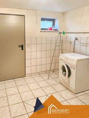 Waschküche mit Ausgang zum Garten