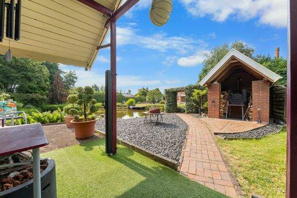 Außenbereich Teehaus mit Blick auf den Teich und Ofen