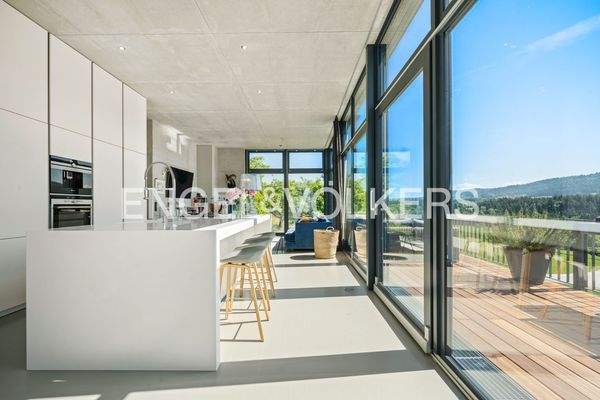 großzügige Terrasse mit Bankiraiholz