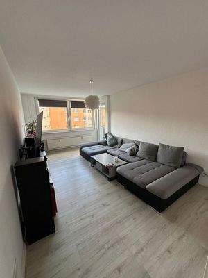 Wohnzimmer m. großen Fenstern