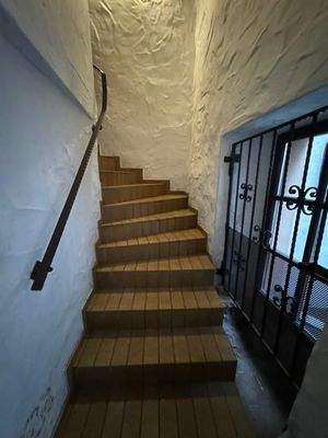 9 Treppe zu den Toiletten des Lokals und den WE