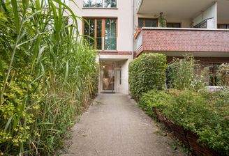 begrünter Eingangsbereich