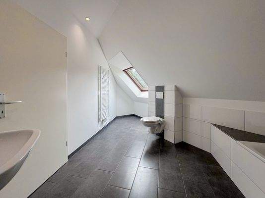 Das große Badezimmer mit Badewanne