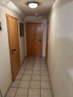 Flur (geradeaus KiZi rechts SZ links Abstell)