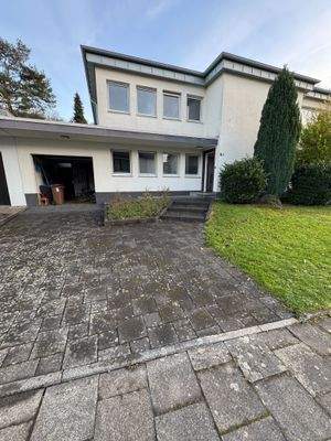 Garage, Einfahrt & Hauseingang_censored.jpg