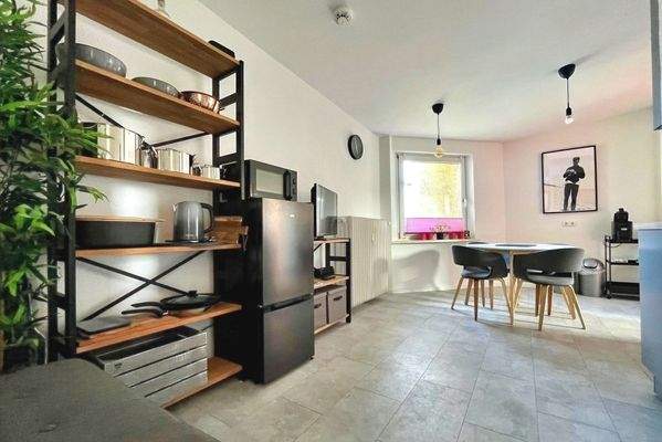 In der individuell eingerichteten Küche ist noch Platz für den Esstisch