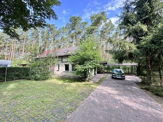 Nebengebäude mit Carport