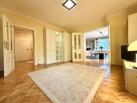 Arbeits- oder Kinderzimmer im Erdgeschoss