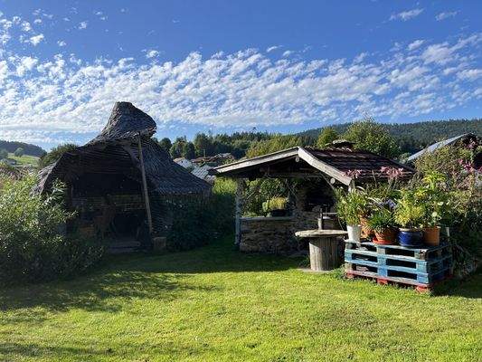 Backofen und Gartenhaus