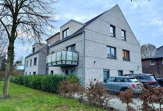 Haus mit Stellplätzen