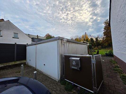 Garagen und Stellplatz